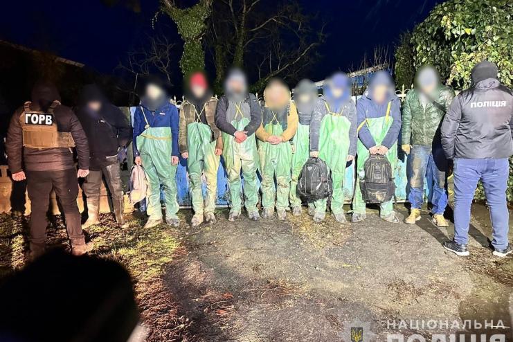 Брали гроші у криптовалюті та видавали рибальські костюми: на Одещині викрито нелегальний канал перетину кордону